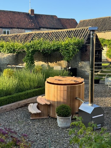 Scandi style wood hot - wood, tub